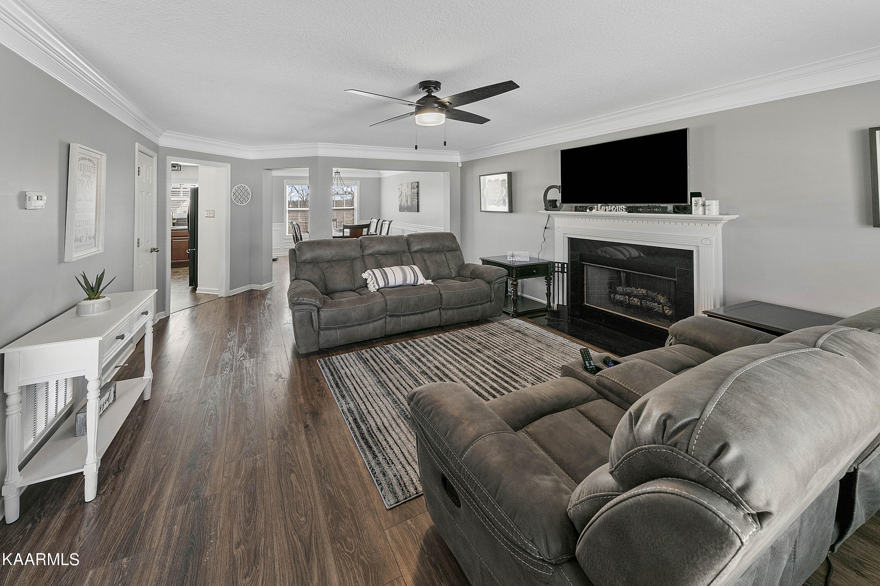1833 Turning Point Road Powell, TN 37849 - Photo 4 of 27 Living Room