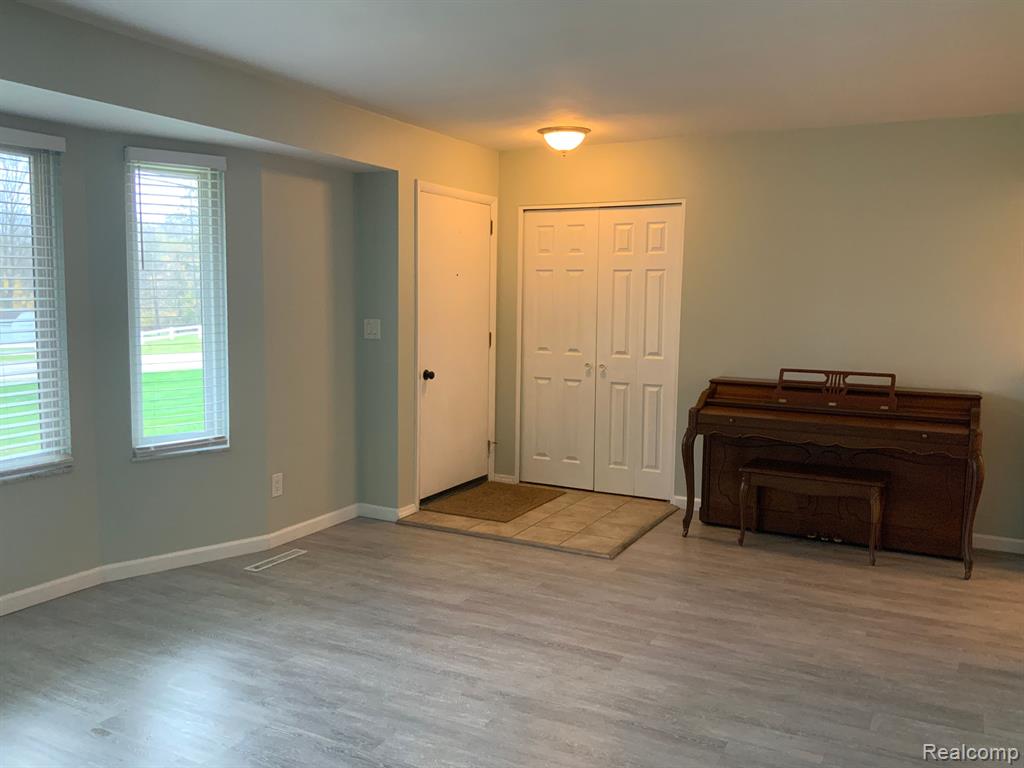 599 West Pierson Road Flushing, MI 48433 - Photo 4 of 24