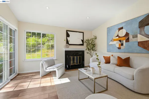 $399,000 | 515 Canyon Oaks Drive, Unit F, Oakland, CA 94605