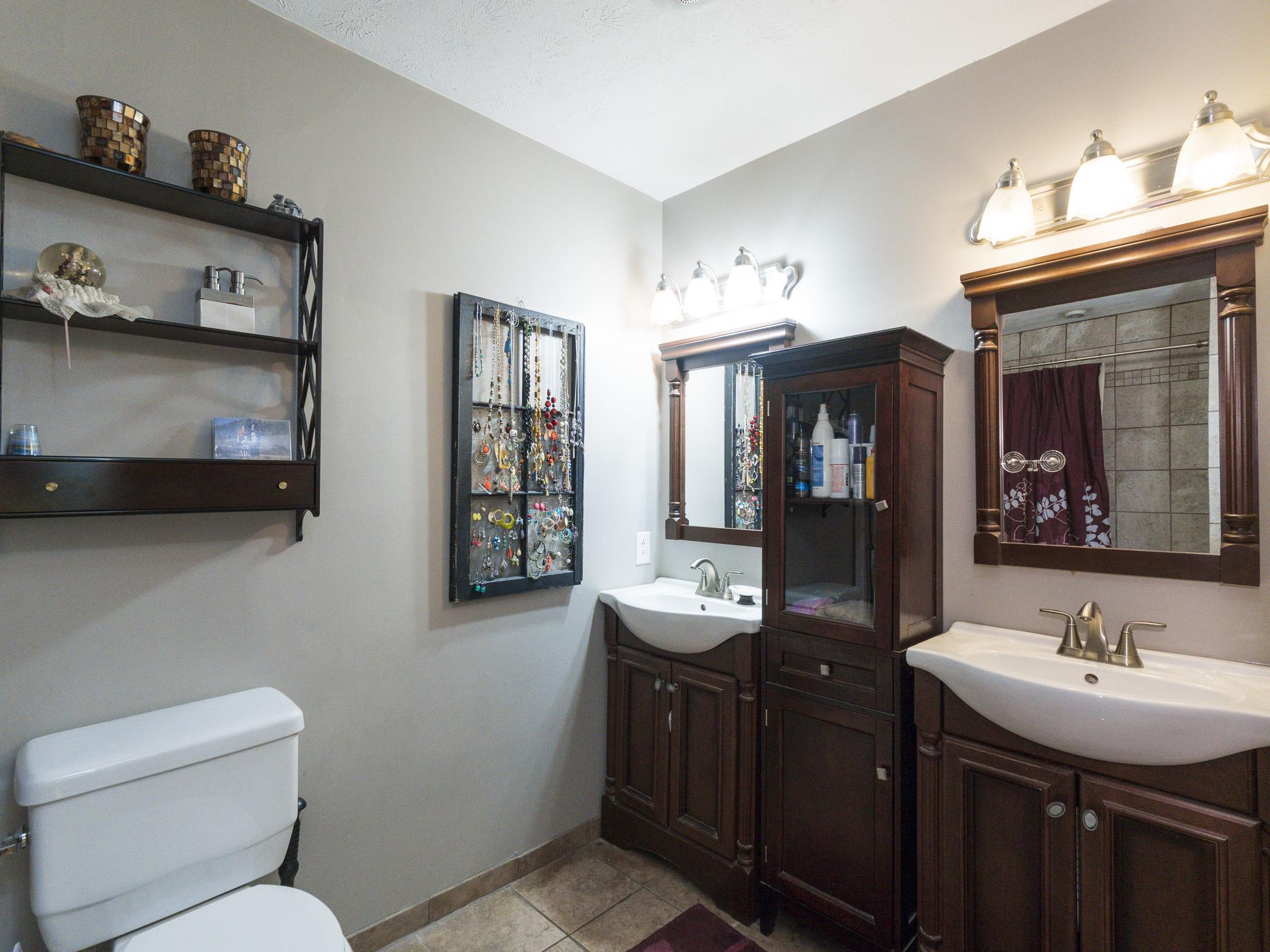 3609 Raymond Head Road Springfield, TN 37172 - Photo 13 of 30 a bathroom with a toilet sink and mirror