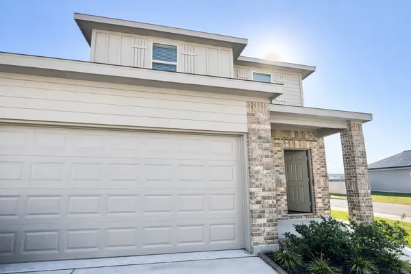 $2,050 | 1739 Royal Rim Drive, Houston, TX 77014