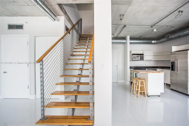 a view of entryway and kitchen