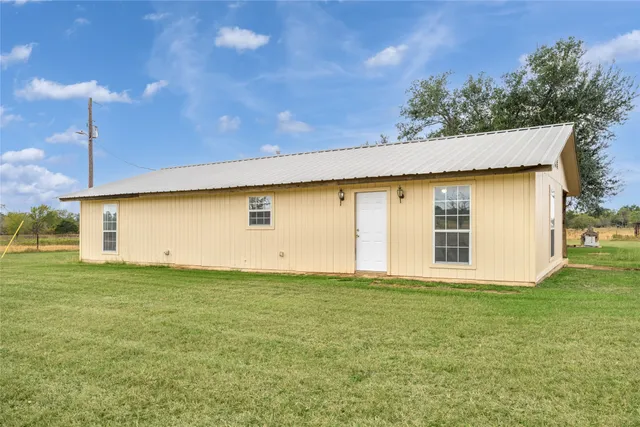 a view of a house with backyard