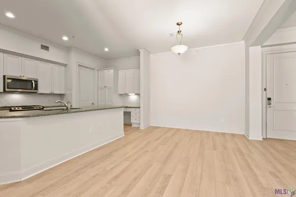 $3,000 | 998 Stanford Avenue, Unit 211, Baton Rouge, LA 70808