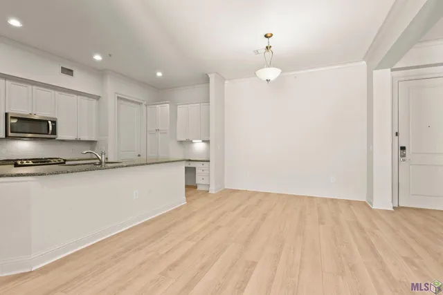 $3,000 | 998 Stanford Avenue, Unit 211, Baton Rouge, LA 70808