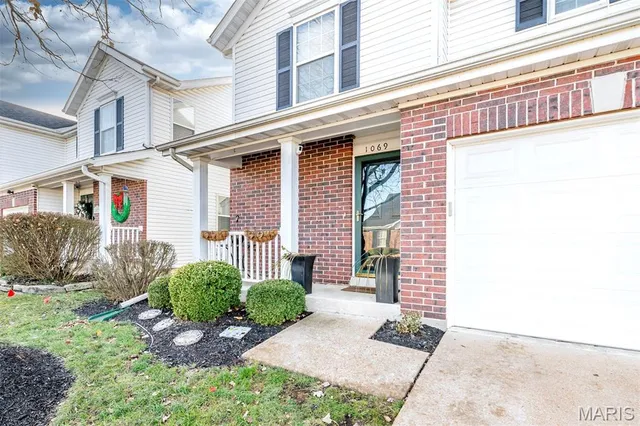 $274,900 | 1069 Big Bend Crossing Drive, Manchester, MO 63088