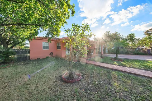 a view of a backyard