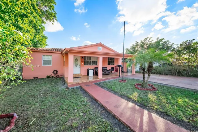 a view of a house with a yard