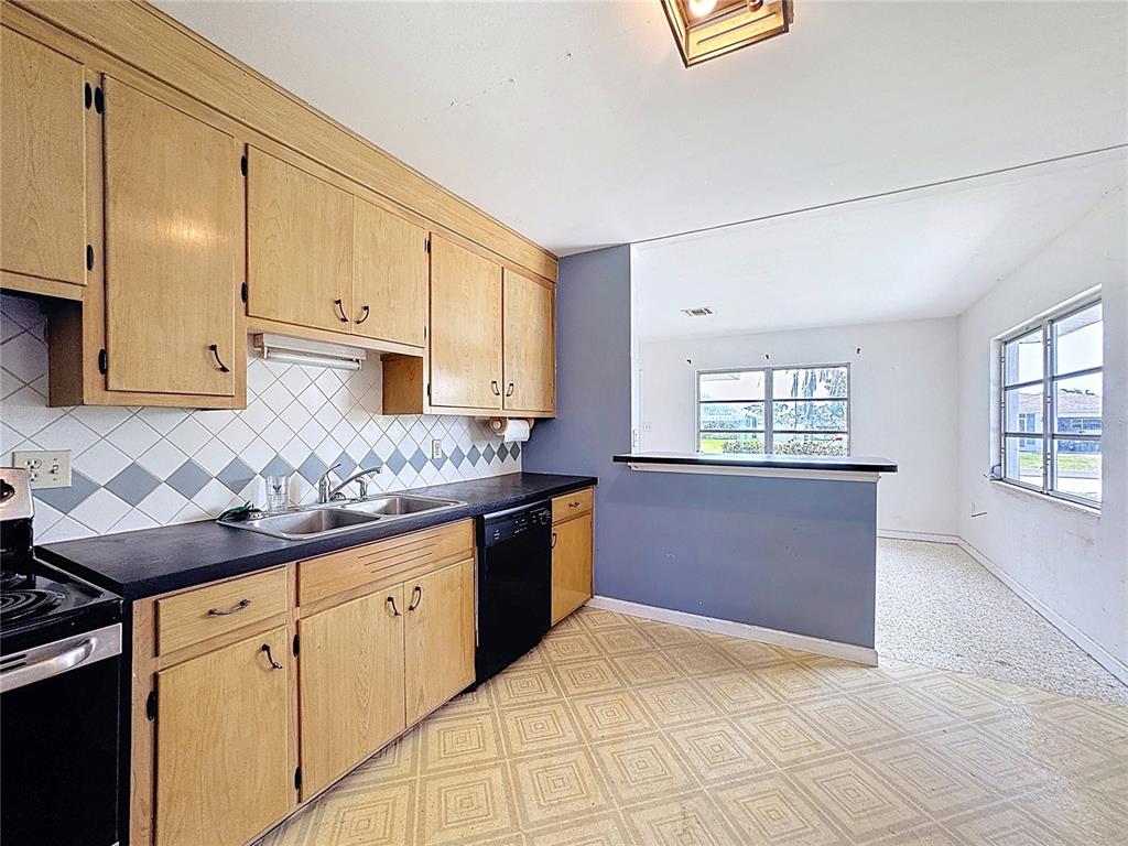 1432 Poinciana Road Venice, FL 34293 - Photo 6 of 26 Kitchen