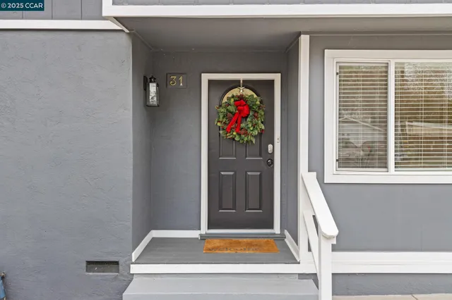 a view of front door with entryway