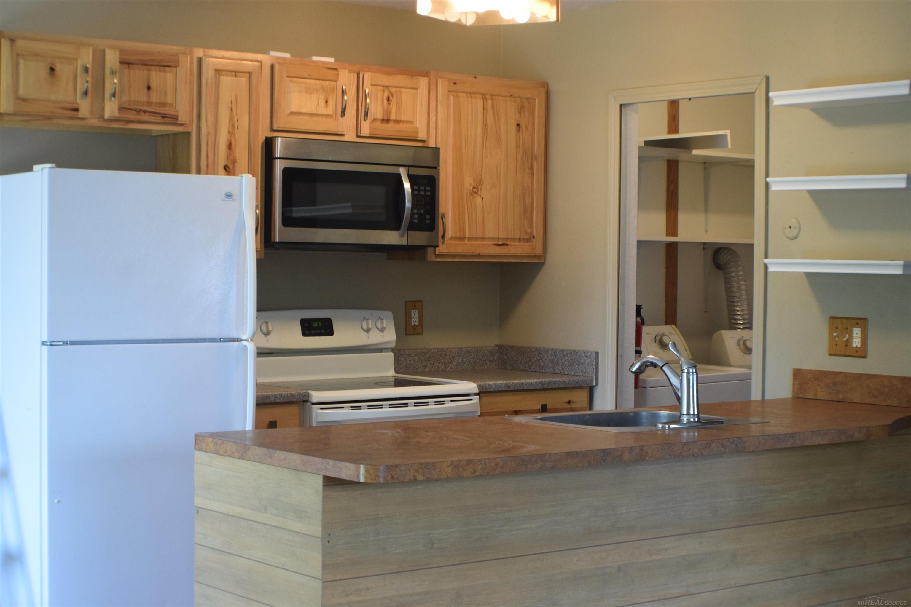 3944 Hunters Ridge Drive, Unit 2 Lansing, MI 48911 - Photo 4 of 32