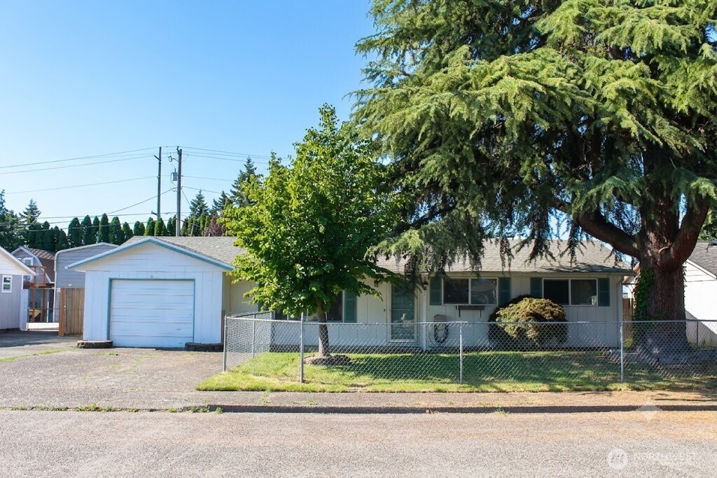 359 Douglas Street Longview, WA 98632 - Photo 2 of 33