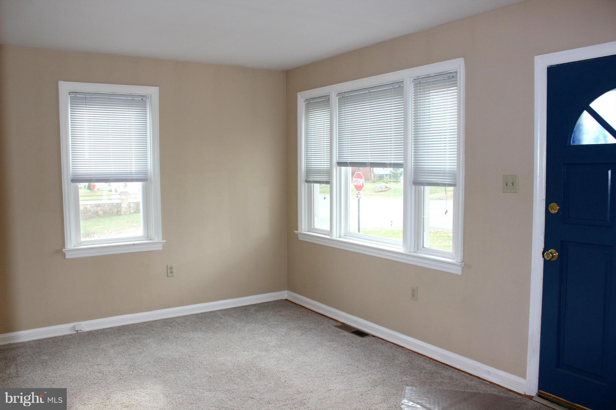100 North Reymann Street Ranson, WV 25438 - Photo 5 of 16 Living Room / Main Entrance