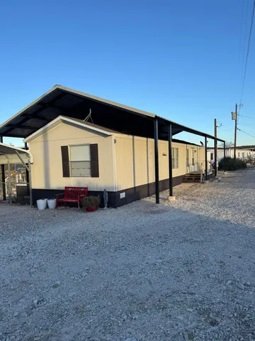 a view of a house with backyard