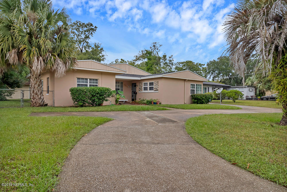 6026 Temple Road Jacksonville, FL 32217 - Photo 1 of 13 a front view of a house with a garden