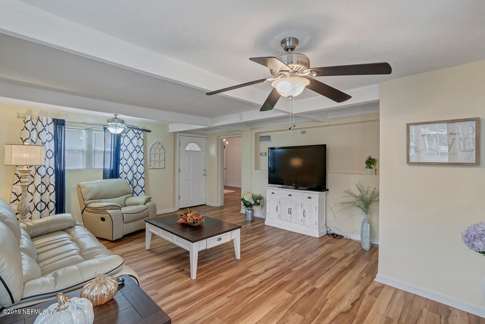 6026 Temple Road Jacksonville, FL 32217 - Photo 5 of 13 a living room with furniture and a flat screen tv