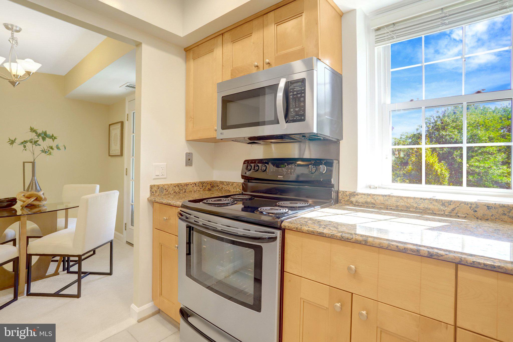 4900 29th Road South, Unit B1 Arlington, VA 22206 - Photo 11 of 56 Kitchen and dining area.