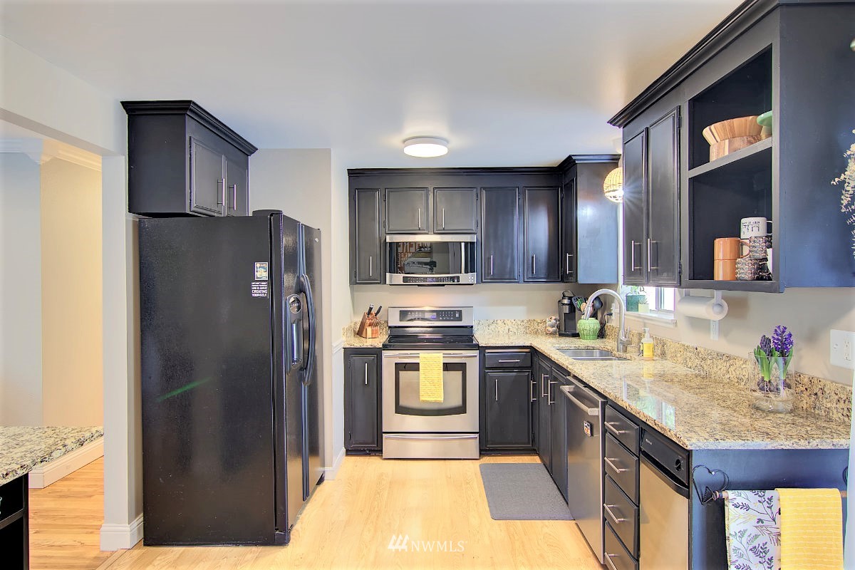 9304 Northeast 184th Place Bothell, WA 98011 - Photo 10 of 40 Gallery Image 10