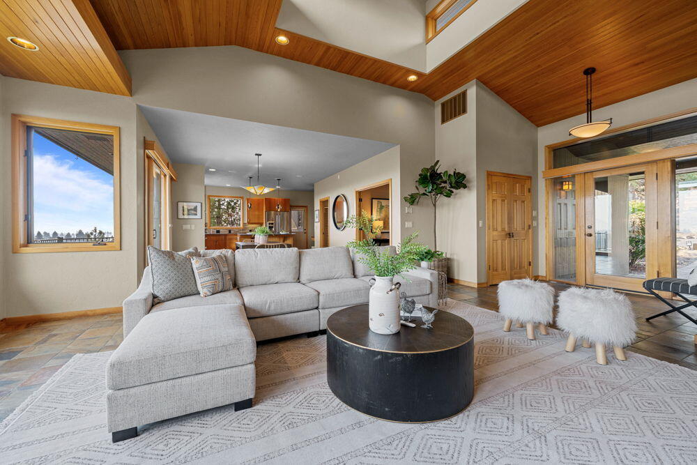 885 Northwest Chelsea Loop Bend, OR 97703 - Photo 22 of 57 74C 35-web-or-mls-Riley_Visuals-35 -
