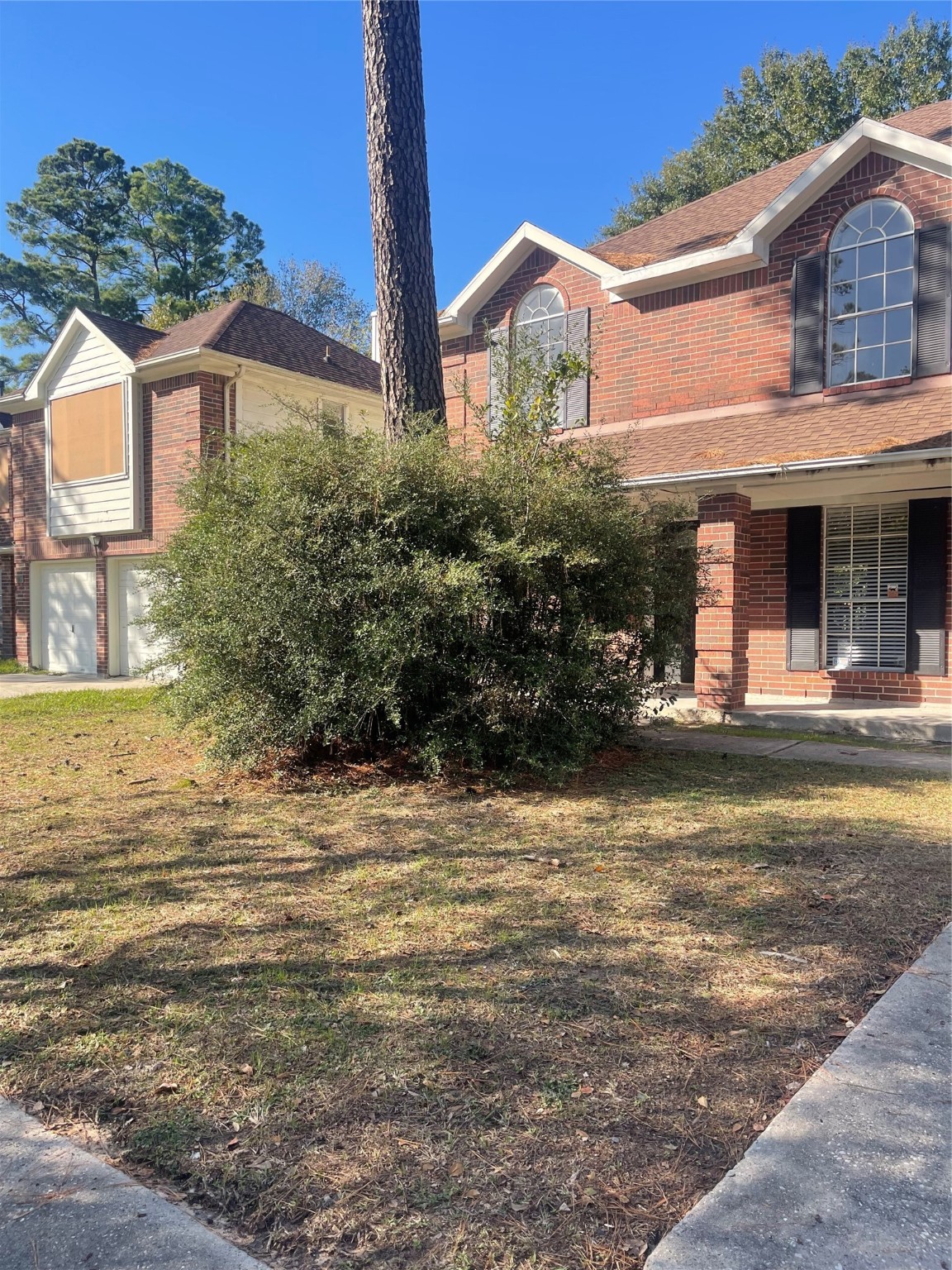 a view of a house with a yard