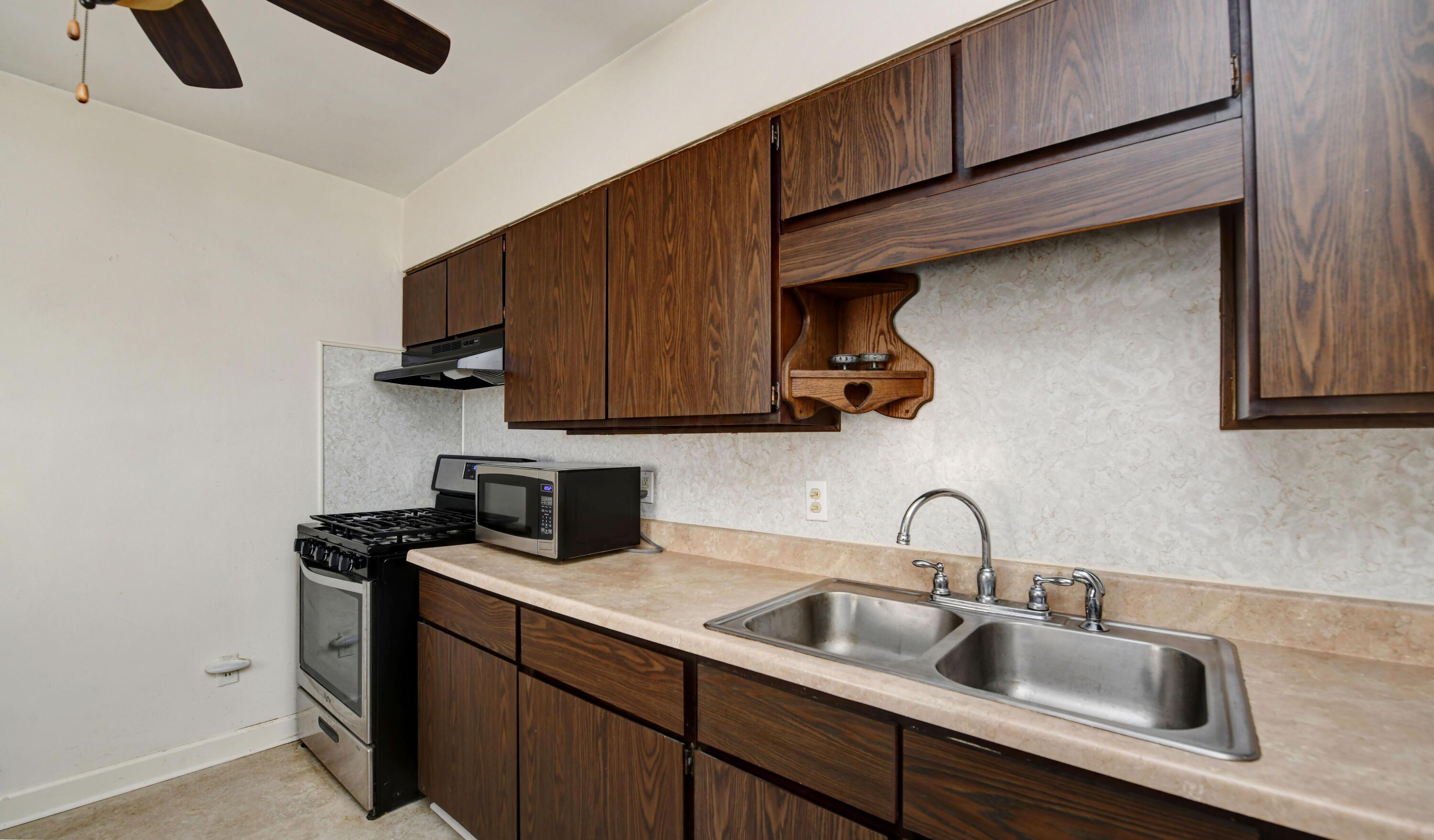 998 East Weber Road Columbus, OH 43224 - Photo 8 of 22 Kitchen (2)