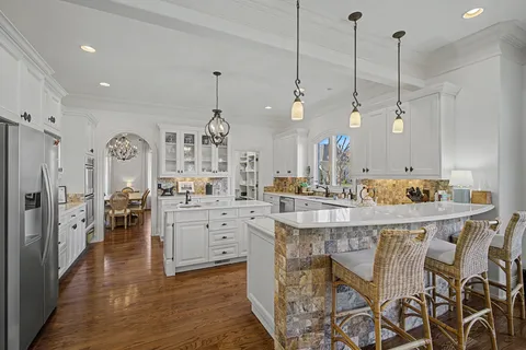 a large kitchen with kitchen island a large island in it