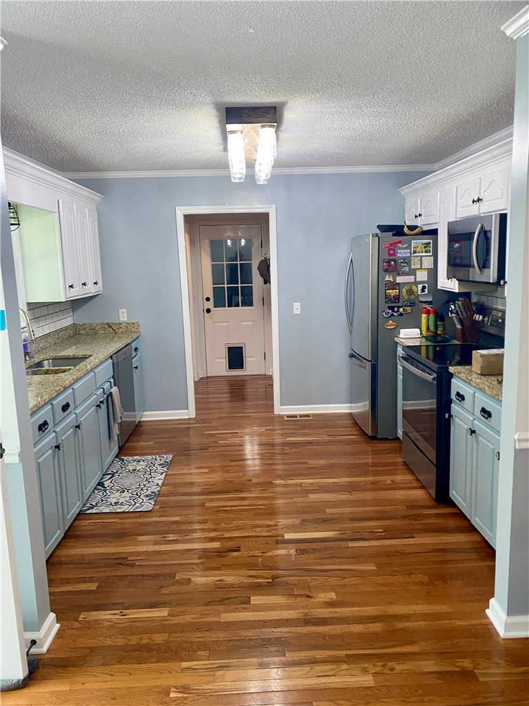 210 Twin Lakes Drive Anderson, SC 29621 - Photo 22 of 44 This spacious kitchen offers ample cabinet space and sleek stainless steel appliances.