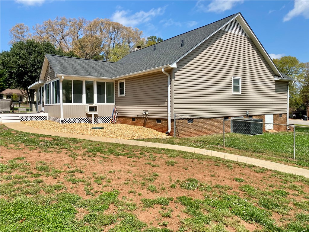 210 Twin Lakes Drive Anderson, SC 29621 - Photo 5 of 44 This charming home offers a sunroom and a well-maintained exterior for comfortable living.