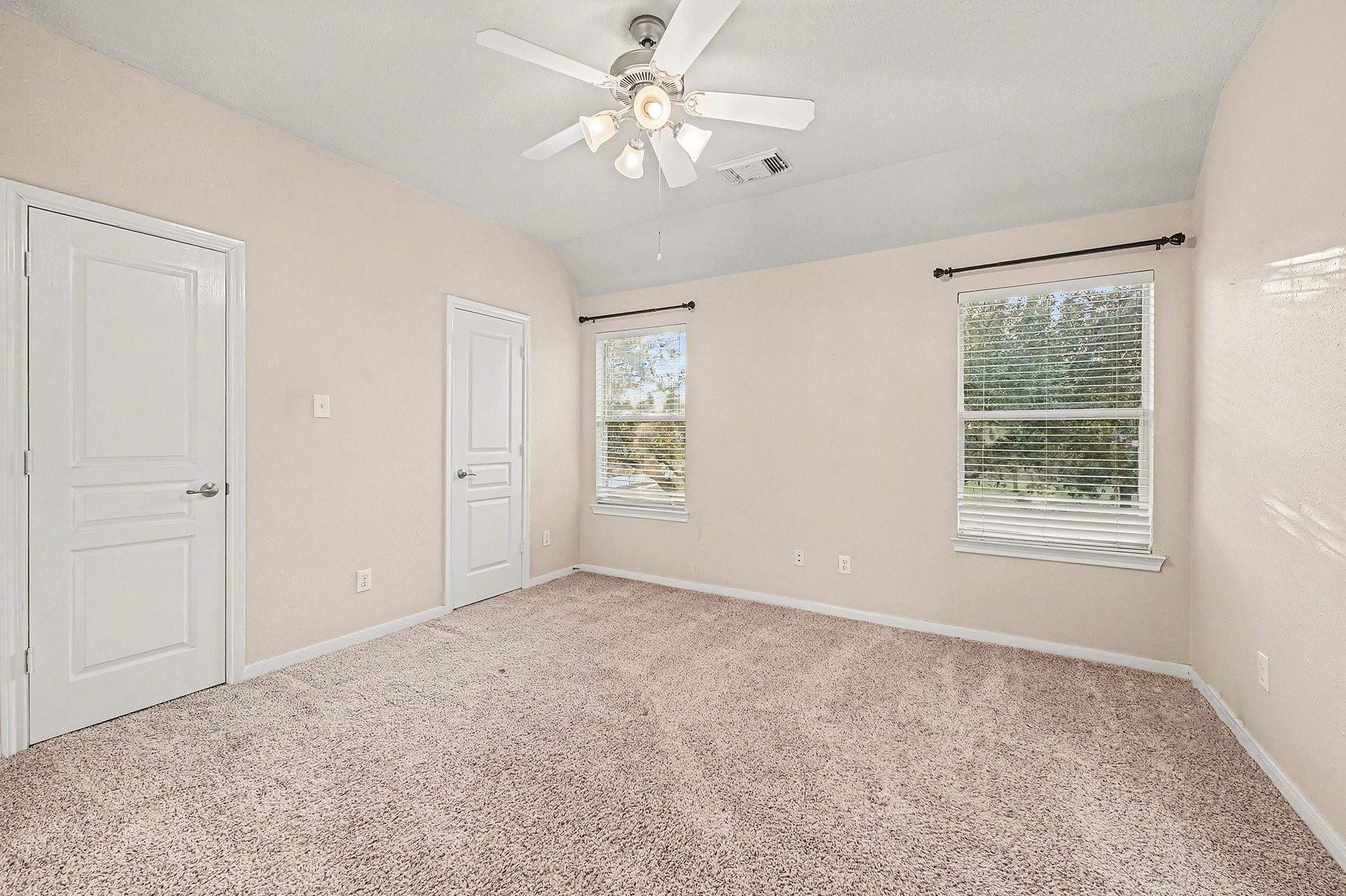 4402 Eden Point Lane Katy, TX 77494 - Photo 27 of 39 THIS VIEW SHOWS A VERY NUETRAL SECONDARY BEDROOM WITHOUT FURNITURE. ALL SECONDARY BEDROOMS ARE ROOMY WITH CEILING FAN. ALL WINDOWS HAVE FAUX BLINDS.