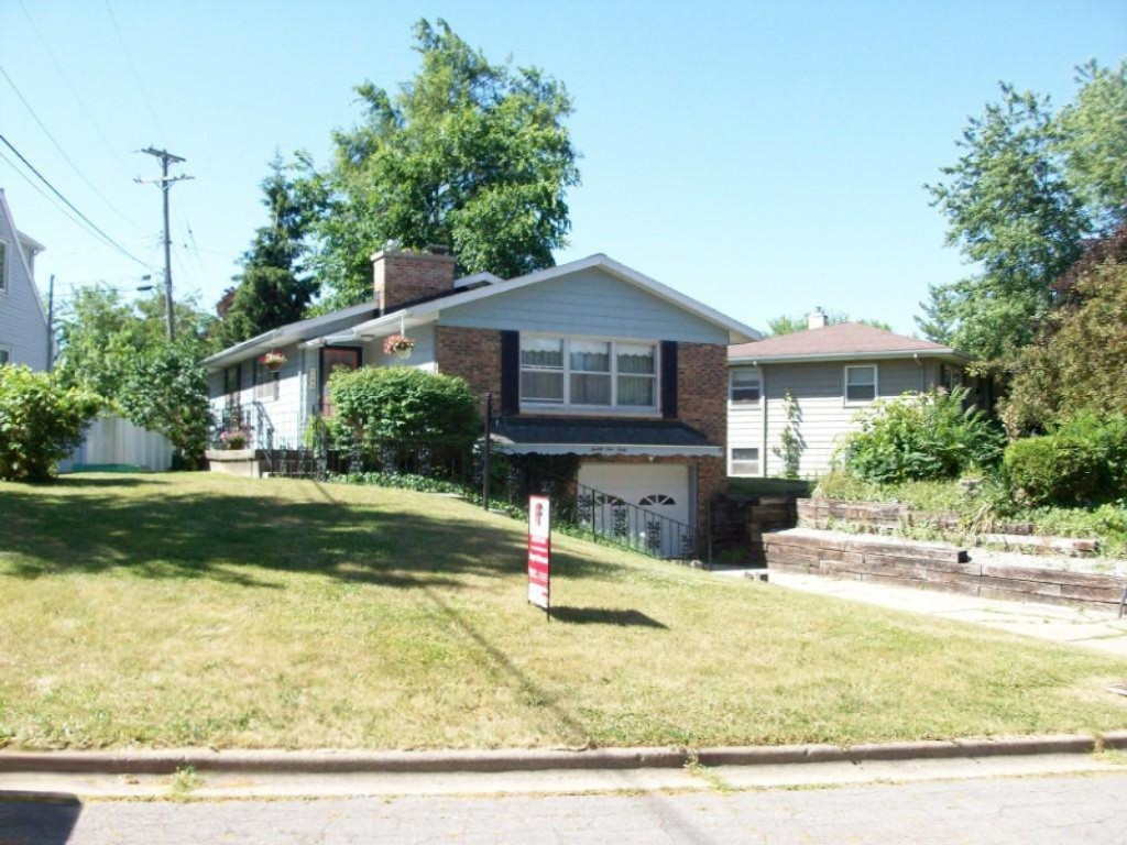 2140 Hamstead Road Northwest Grand Rapids, MI 49504 - Photo 4 of 11 Hamstead front2