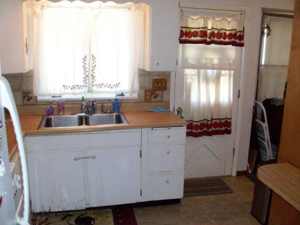 2140 Hamstead Road Northwest Grand Rapids, MI 49504 - Photo 8 of 11 Hamstead kitchen