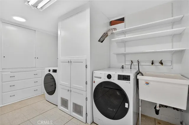 a view of a storage & utility room with washer and dryer