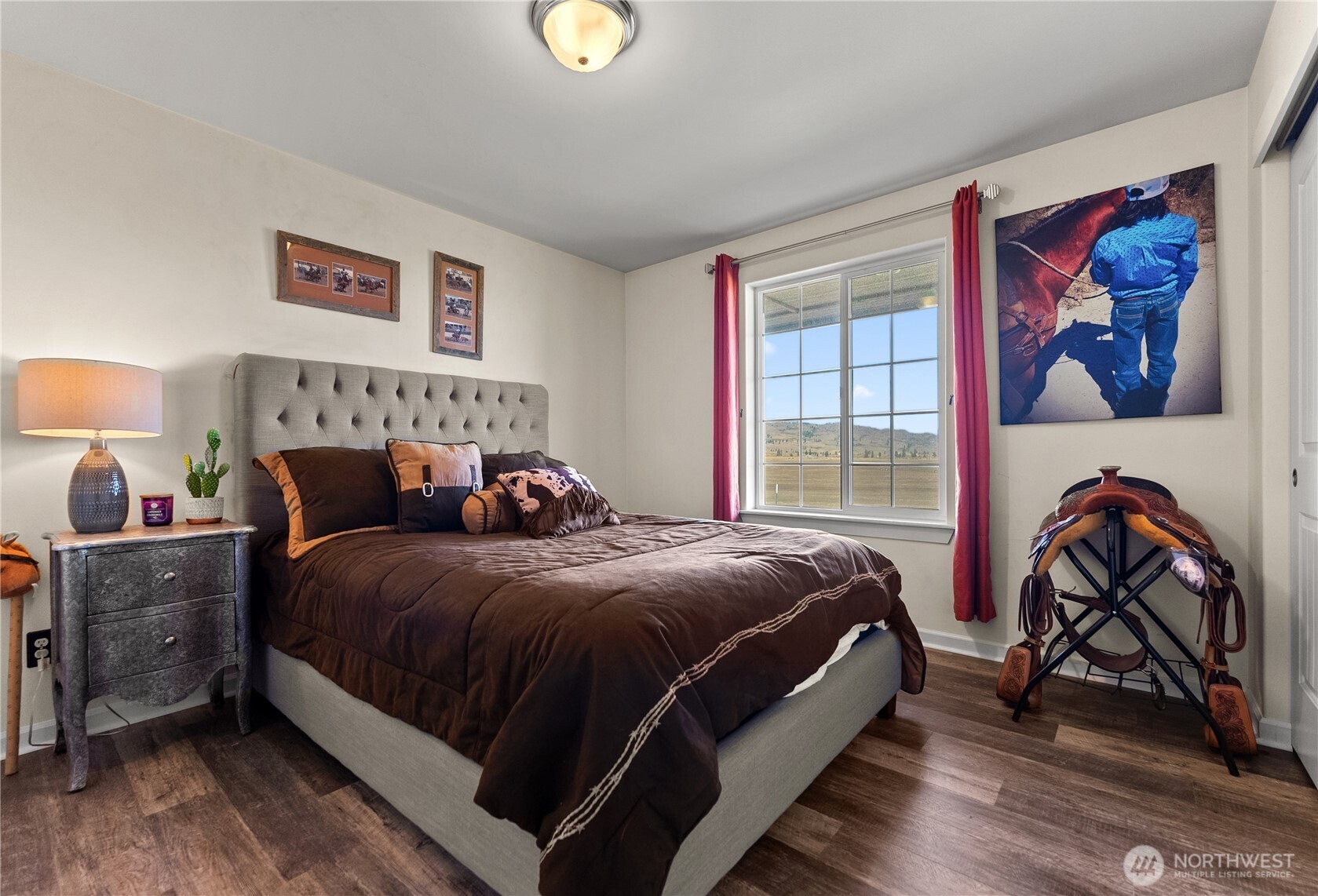 1486 North Star Road Malott, WA 98829 - Photo 26 of 40 a bed room with a bed and a painting on the wall