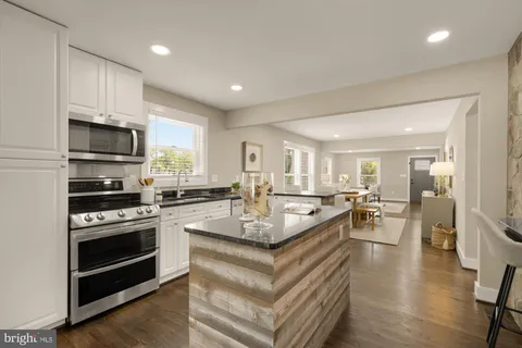$799,900 | 4000 Roberts Road, Fairfax, VA 22032
