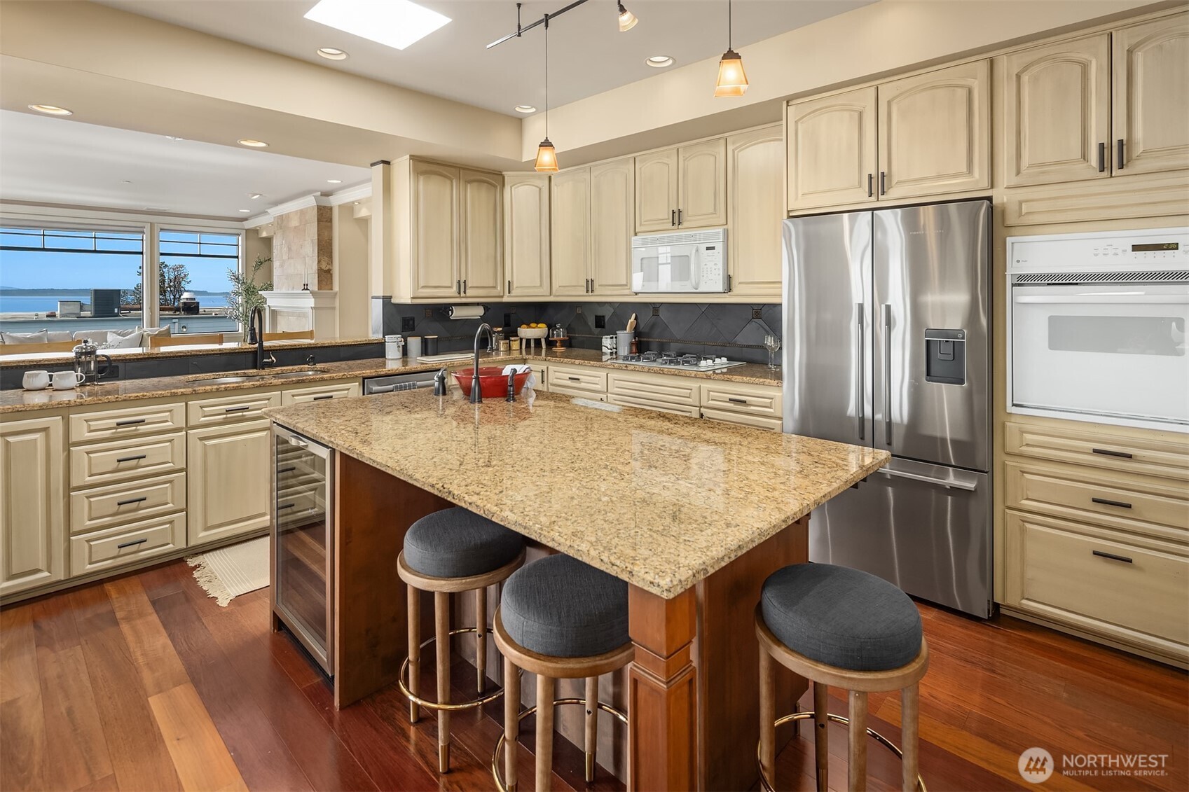 111 Main Street, Unit 203 Edmonds, WA 98020 - Photo 17 of 40