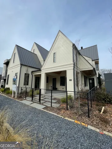 a view of a house with backyard