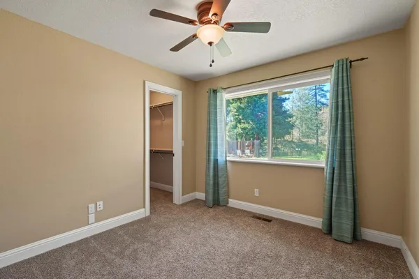 a view of empty room with a ceiling fan