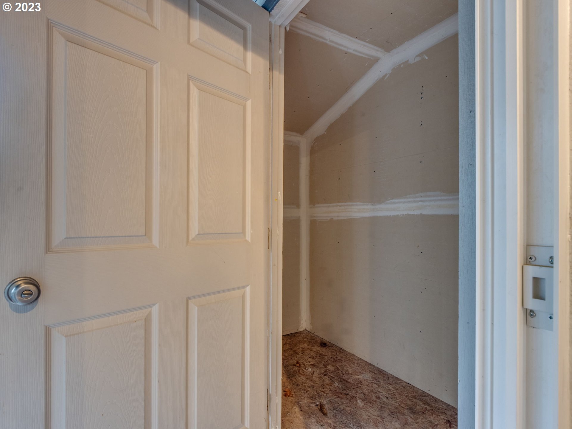 7937 Southwest 40th Avenue, Unit F Portland, OR 97219 - Photo 23 of 36 a view of small space