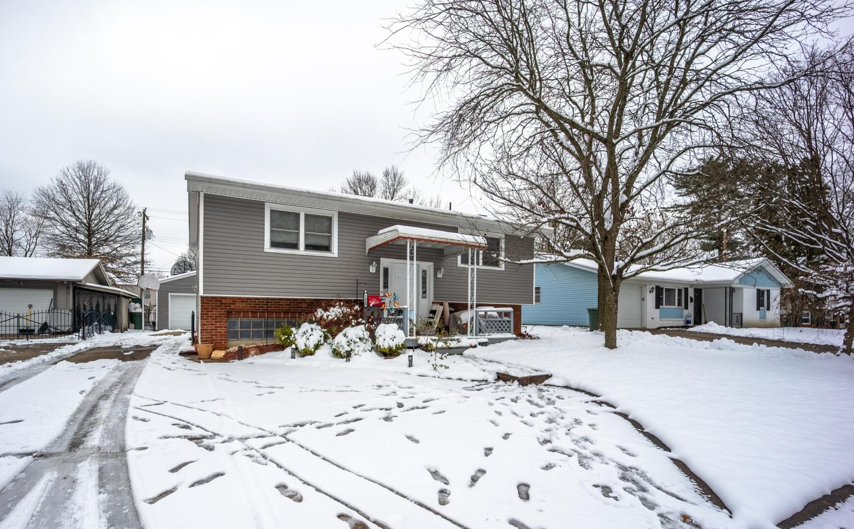 6458 Faircrest Road Columbus, OH 43229 - Photo 2 of 40 R6__4909-HDR (Large)