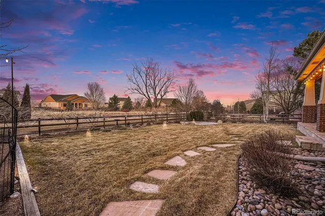 a view of a yard with a house