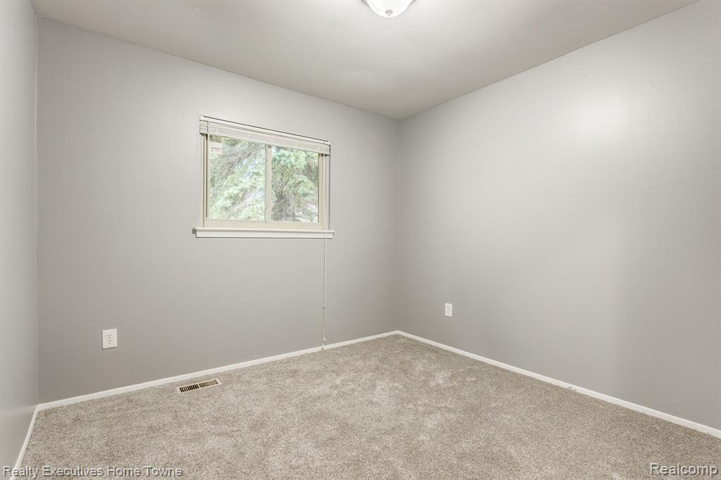 2448 Oakcrest Road Sterling Heights, MI 48310 - Photo 5 of 28