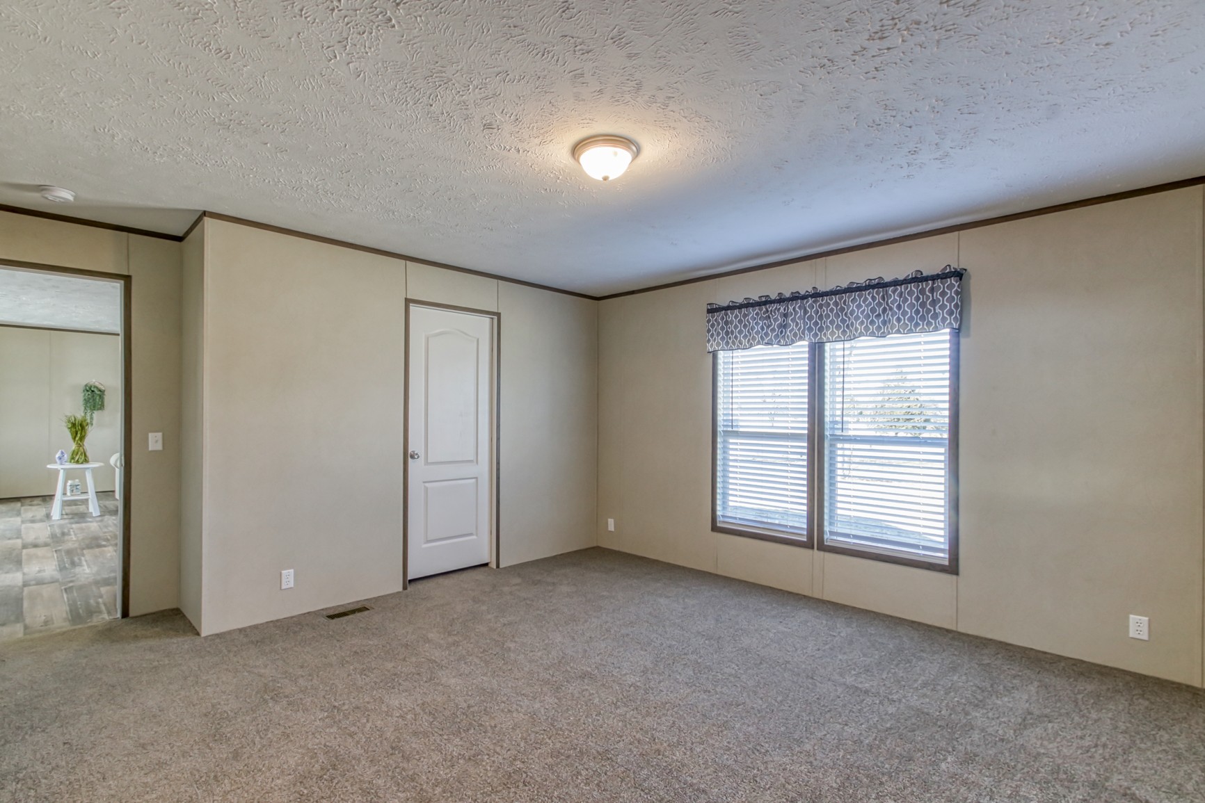 1838 Austin Road Lafayette, TN 37083 - Photo 22 of 41 an empty room with windows and closet