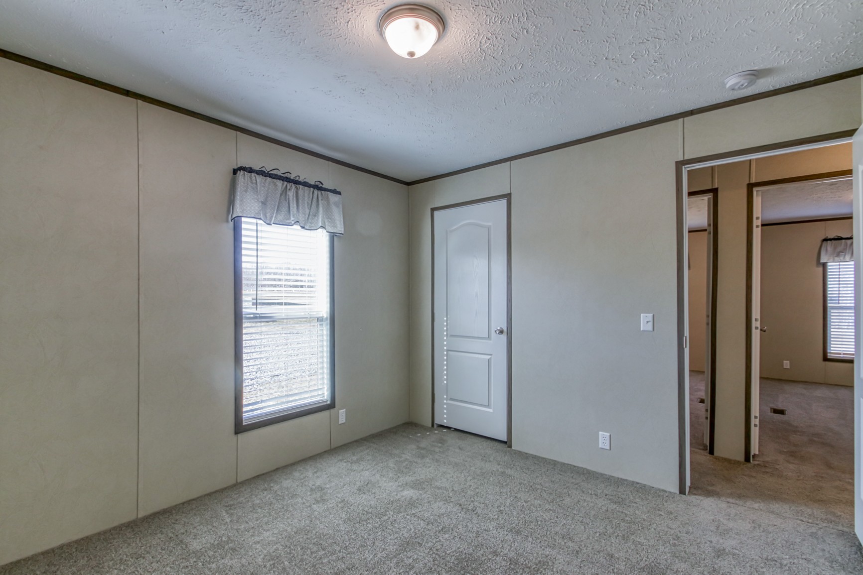 1838 Austin Road Lafayette, TN 37083 - Photo 32 of 41 an empty room with windows and closet