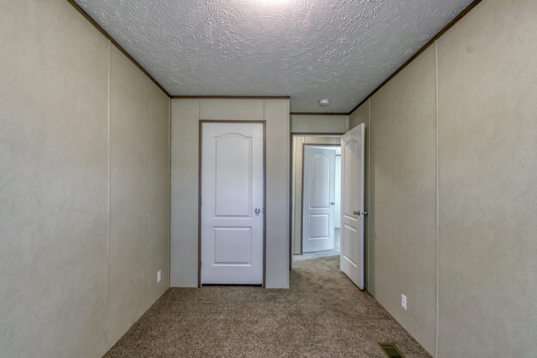 1838 Austin Road Lafayette, TN 37083 - Photo 34 of 41 an empty room with closet