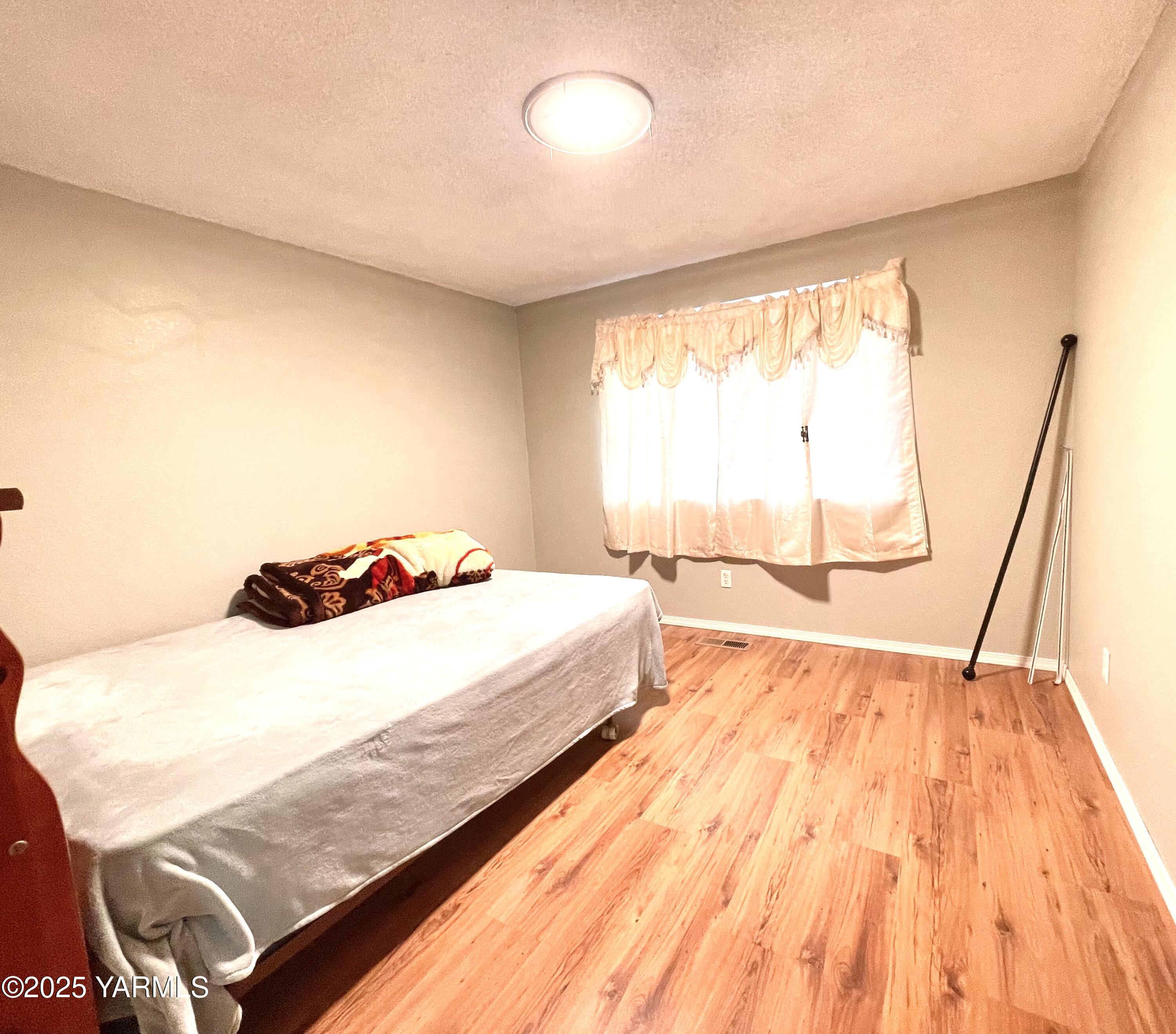 13010 Wide Hollow Road Yakima, WA 98908 - Photo 4 of 19 a bedroom with a bed and a large window