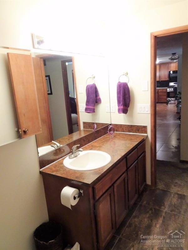 20394 Tailblock Road Bend, OR 97702 - Photo 21 of 25 Bathroom #2, also includes a tub/shower