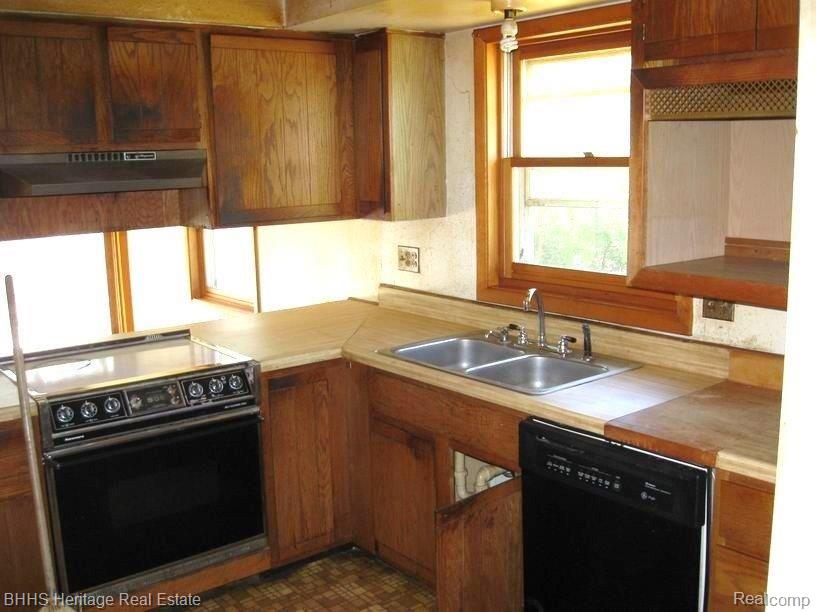 1744 Middle Road Highland, MI 48357 - Photo 11 of 18 Kitchen