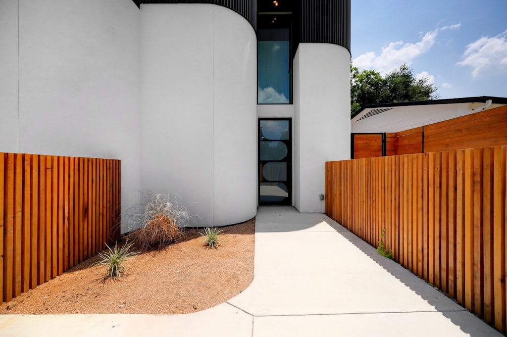 7809 Woodrow Avenue Austin, TX 78757 - Photo 3 of 40 a backyard of a house