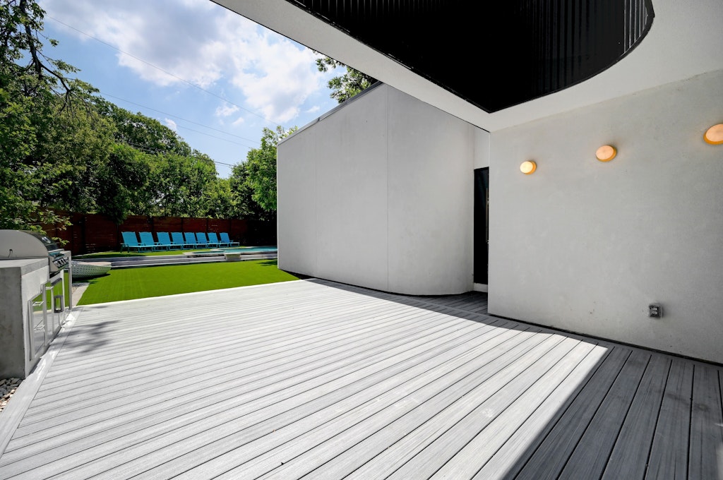 7809 Woodrow Avenue Austin, TX 78757 - Photo 35 of 40 a view of a backyard of a house