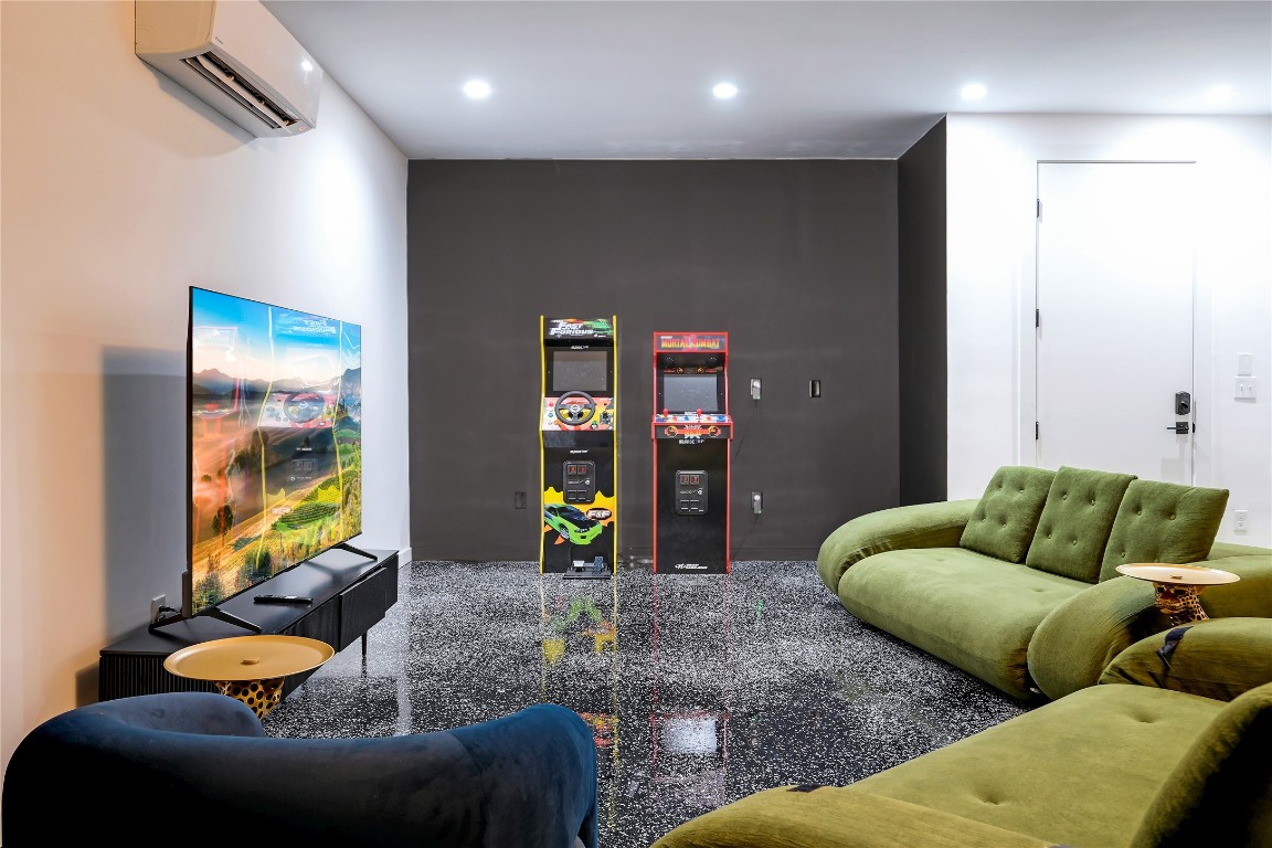 7809 Woodrow Avenue Austin, TX 78757 - Photo 37 of 40 a living room with furniture and a couch